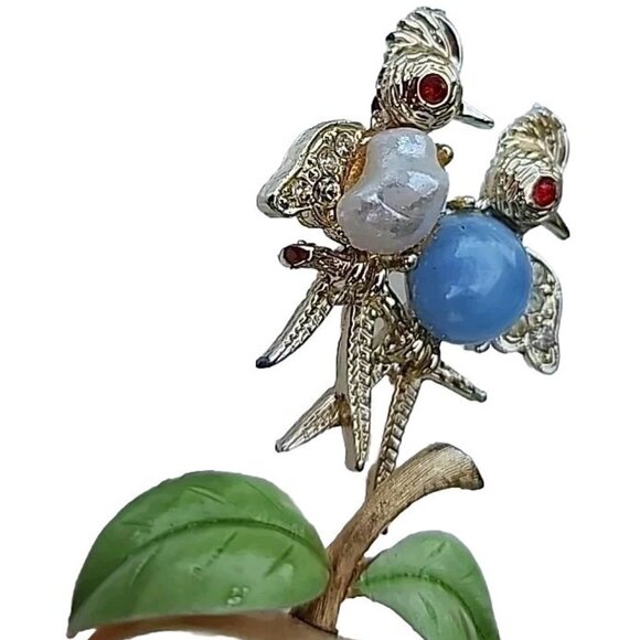 VTG Simulated Pearl Parrot Birds W/Red Eyes & Signed JJ Apple Brooch Set Of 2 - Picture 4 of 10
